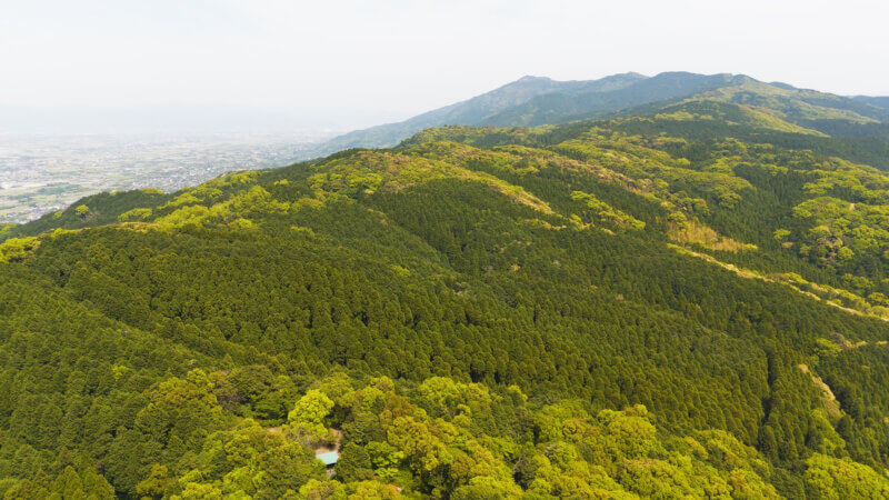耳納連山の癒しドローン絶景。緑豊かな山並みと心やすらぐアンビエント風景