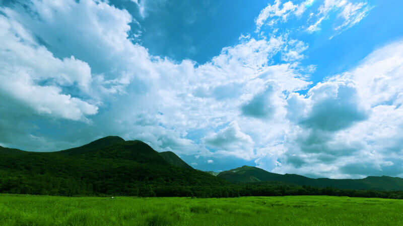 阿蘇くじゅう国立公園タデ原湿原の夏空に流れる雲。自然の癒し風景